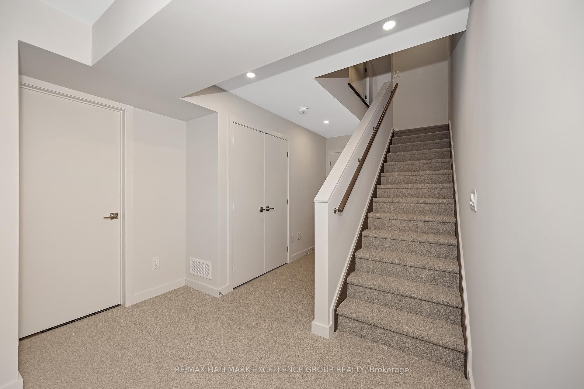 677 Honeydew Street photo 33
