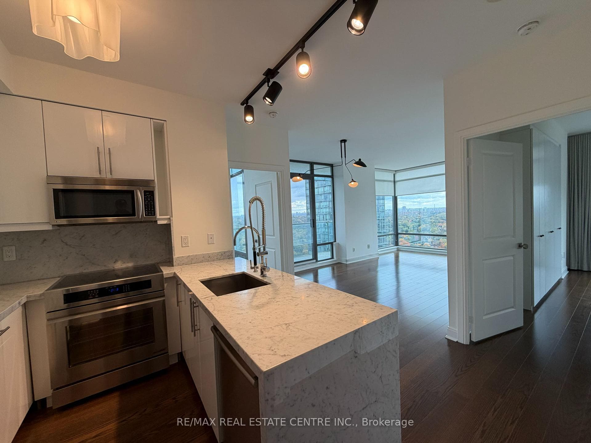 18 Yorkville Avenue Unit 3106 photo 3