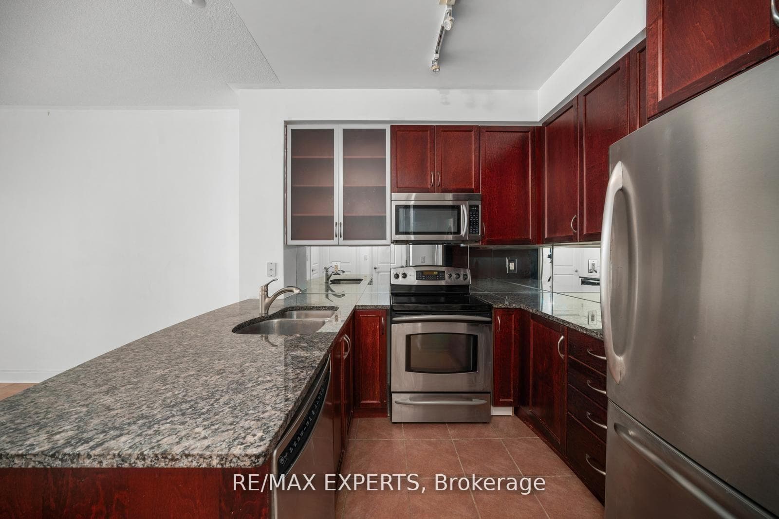 18 Yorkville Avenue Unit 903 photo 4