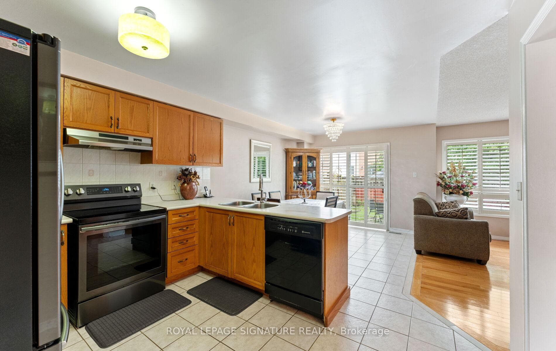 3252 Laburnum Crescent photo 11