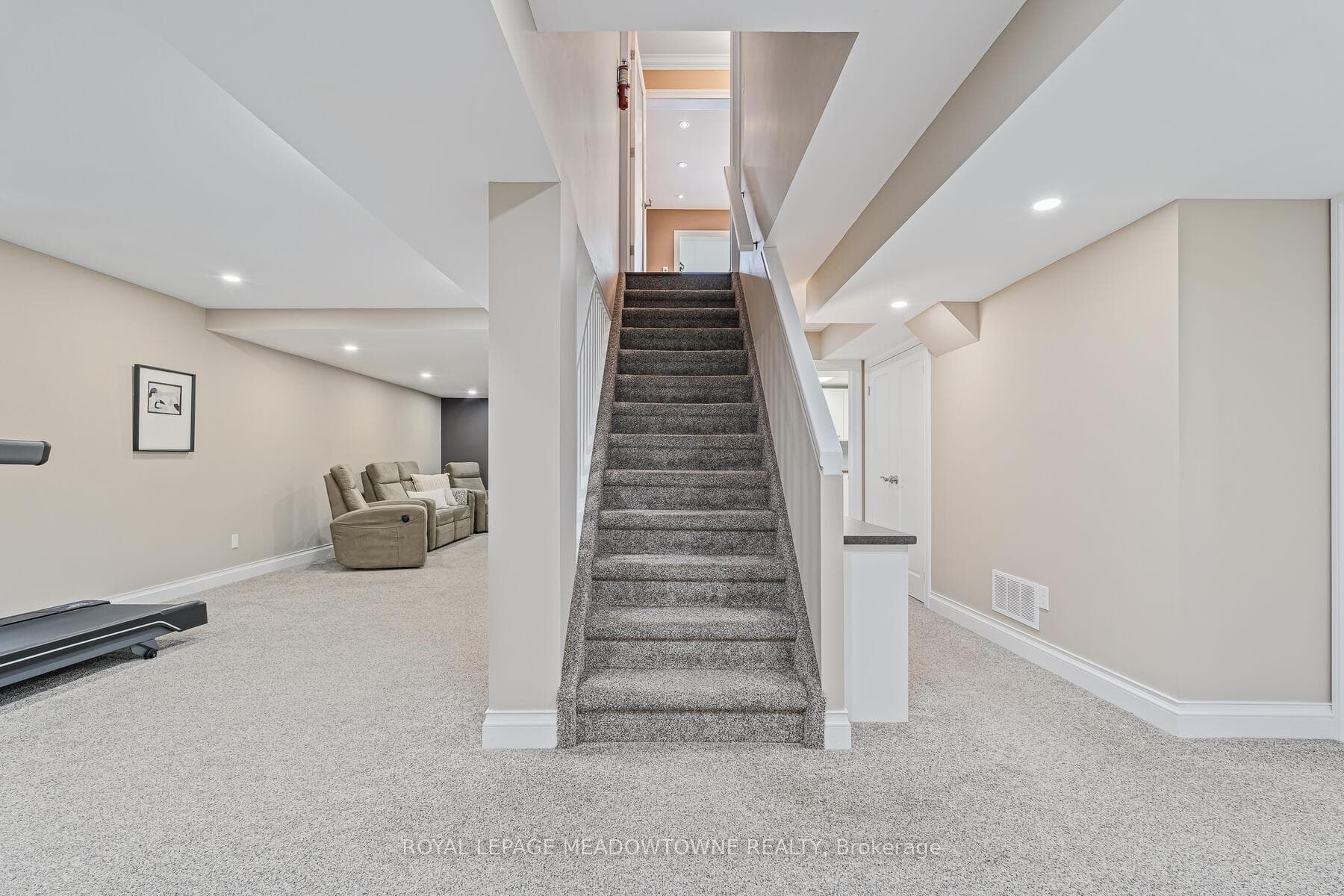 92 LAUCHLIN Crescent photo 33
