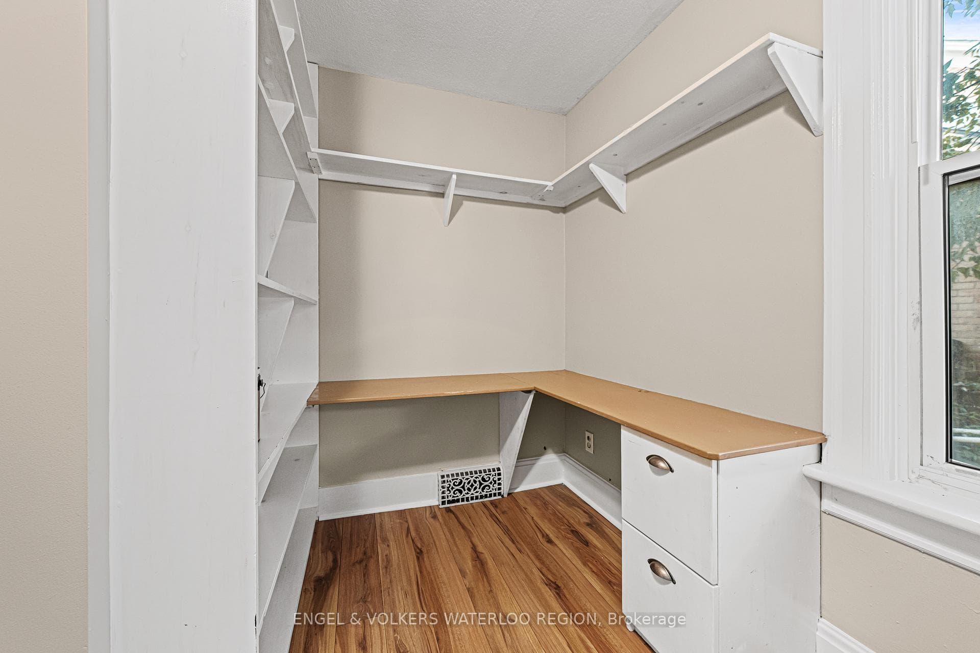 854 William Street photo 28