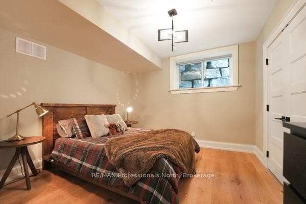 1360 Wonderland Road photo 29