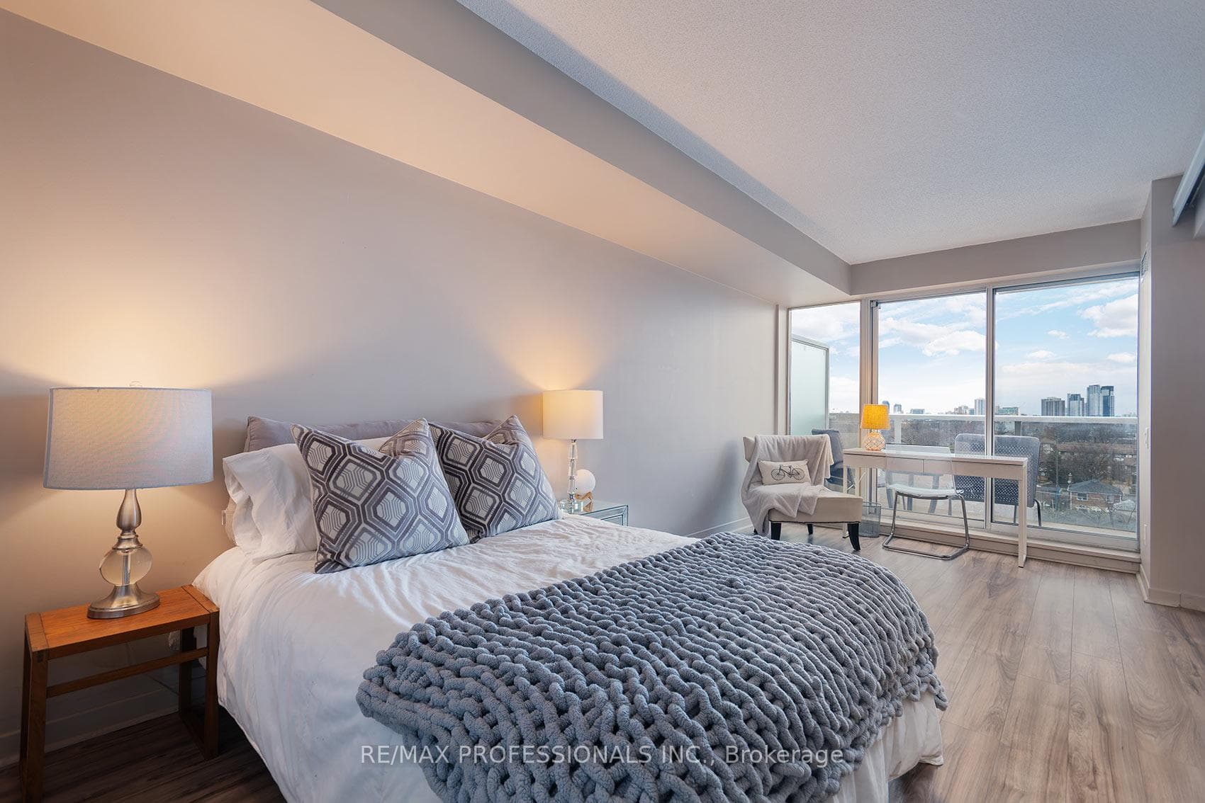 1040 The Queensway N/A Unit 704 photo 30