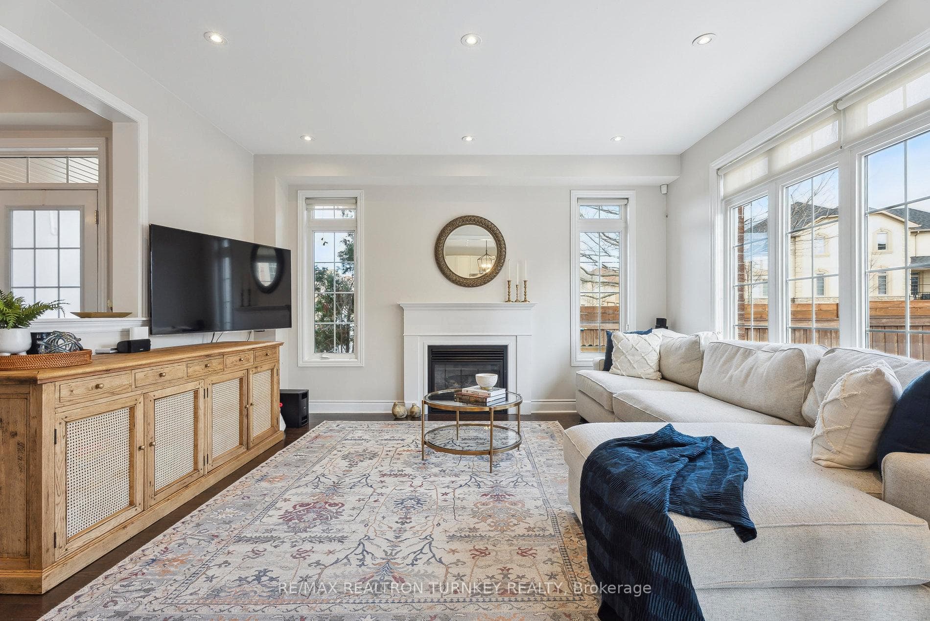 Luxurious & Huge Family Room w Gas Fireplace