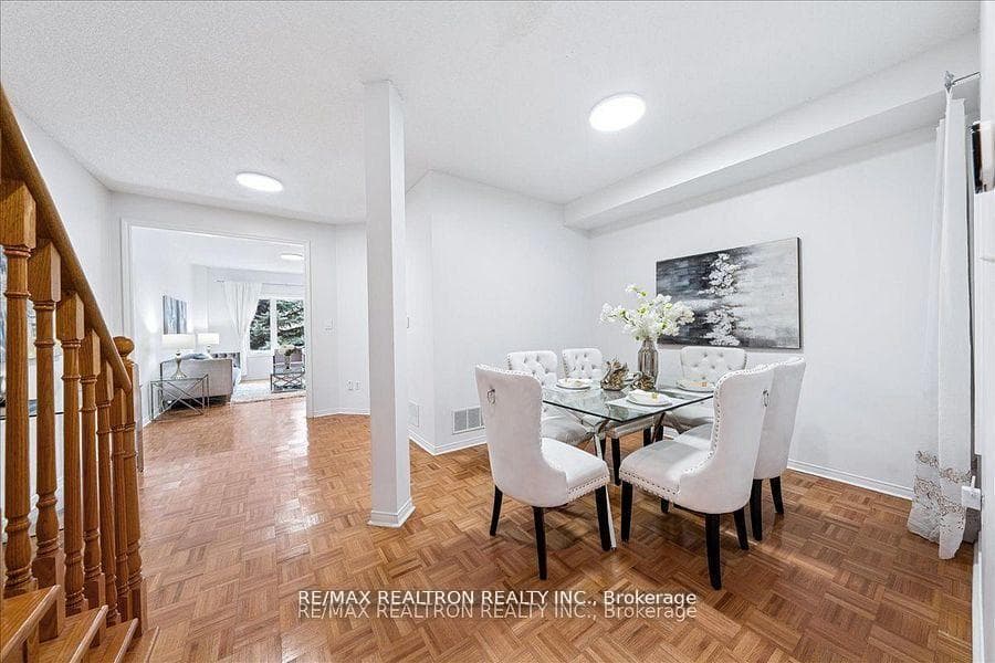 63 Carousel Crescent photo 7