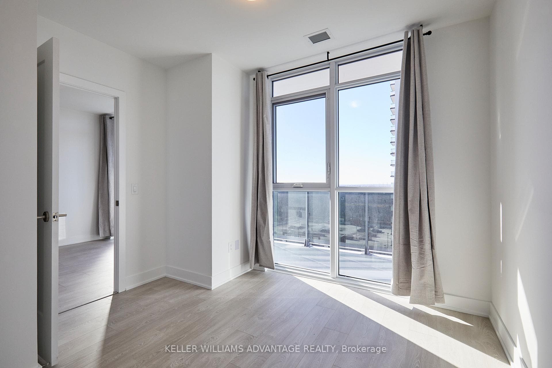 2545 Simcoe Street Unit 915 photo 12
