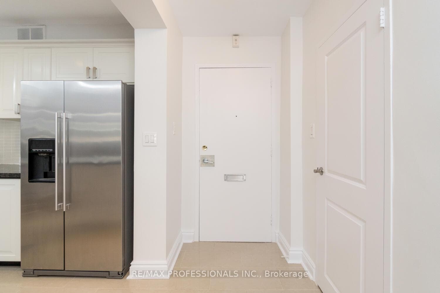 335 Lonsdale Road Unit 306 photo 2