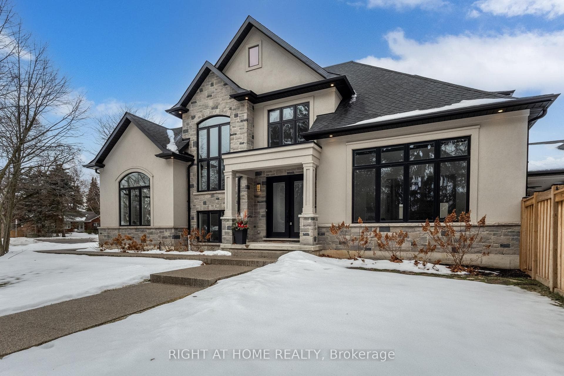 817 King Road photo 1
