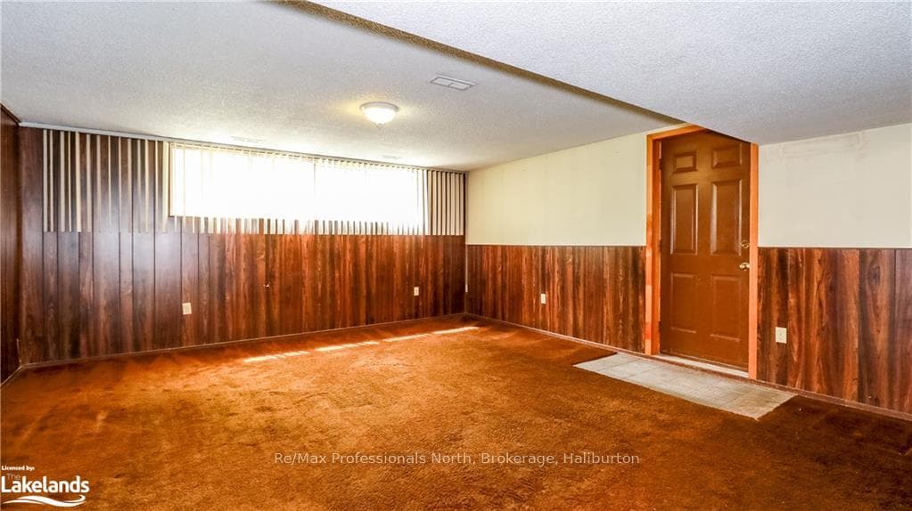 208 KENNETH Avenue photo 27