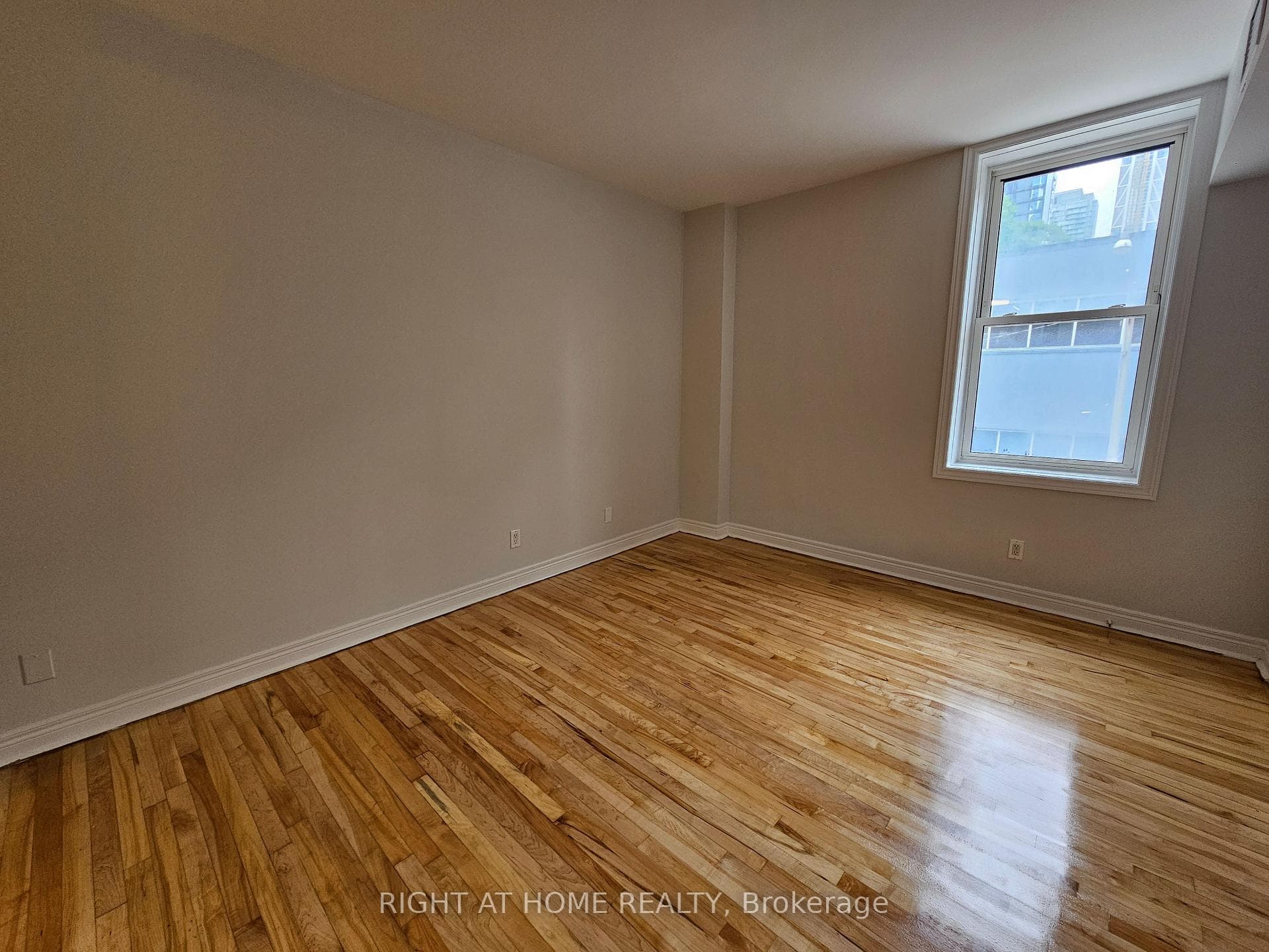 524 Yonge Street Unit 201 photo 9