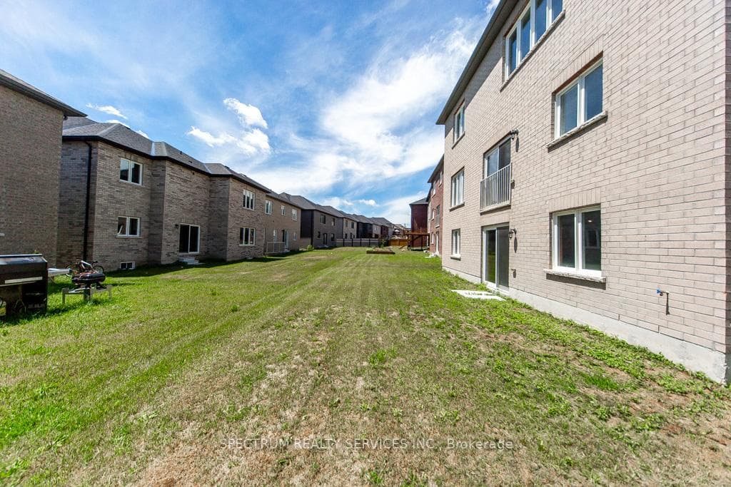 1389 Stovell Crescent photo 50