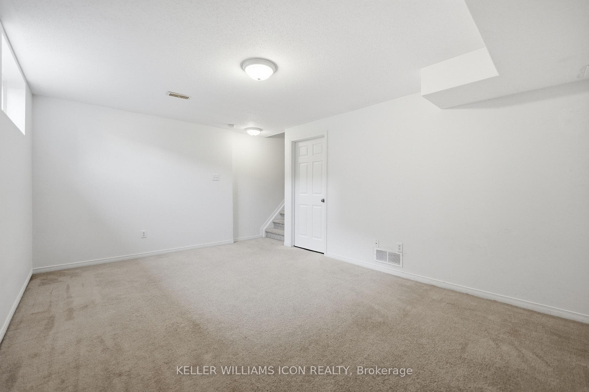 472 Claridge Drive photo 32