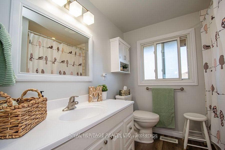 Upper level 4 piece bathroom