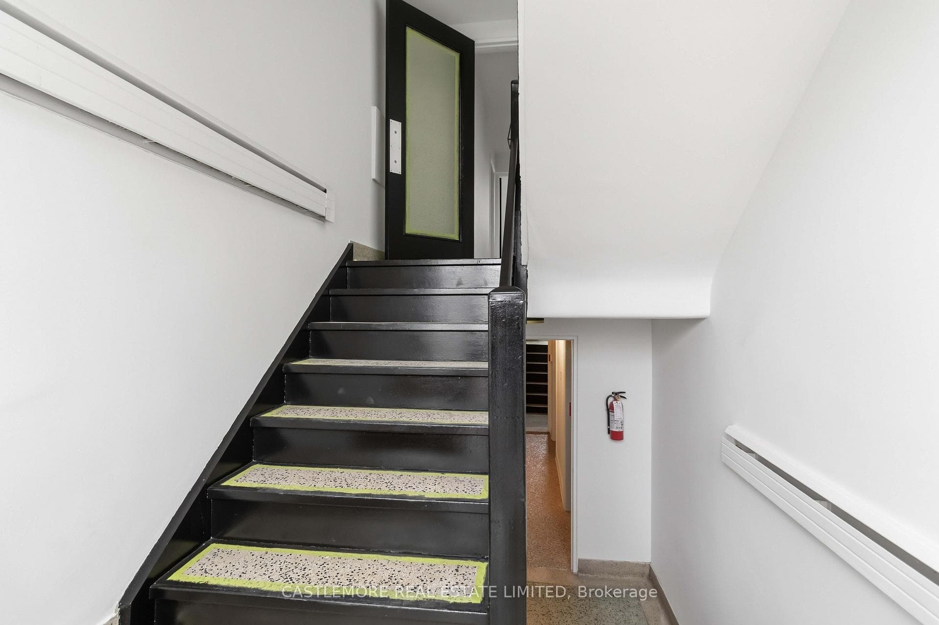 9 allenby Avenue photo 3