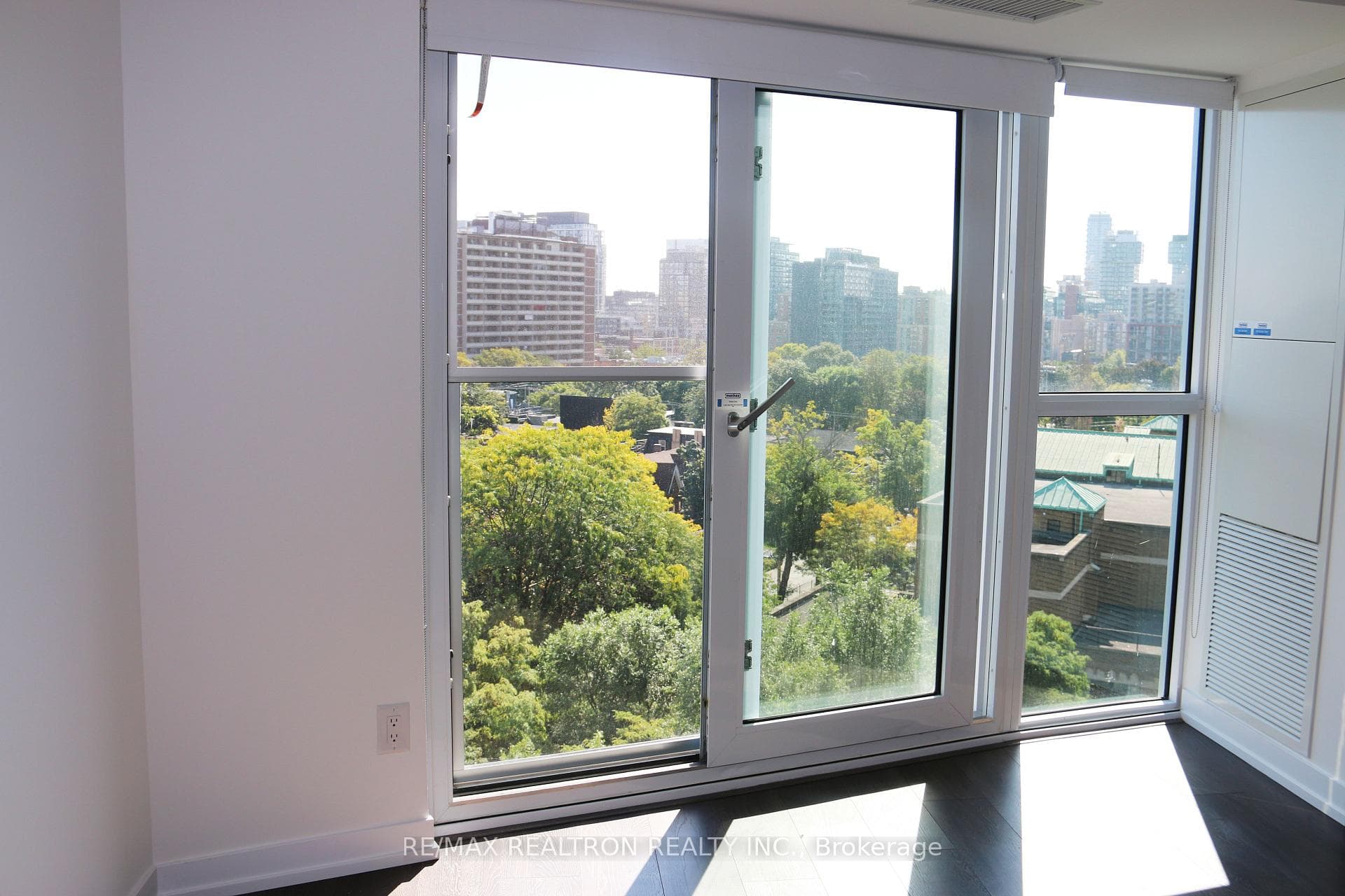 219 Dundas Street Unit 1001 photo 2