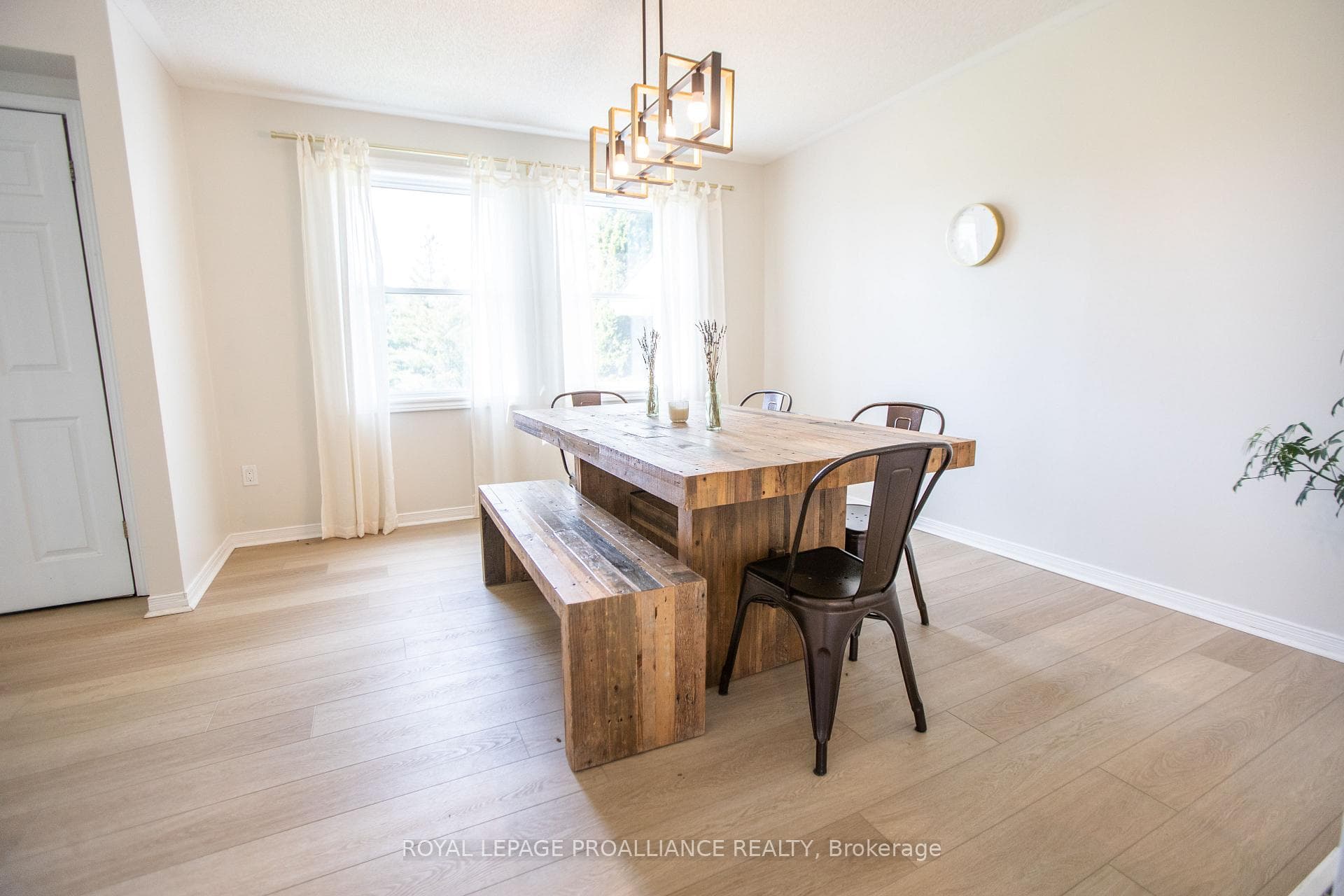 2130 Arne Crescent photo 11