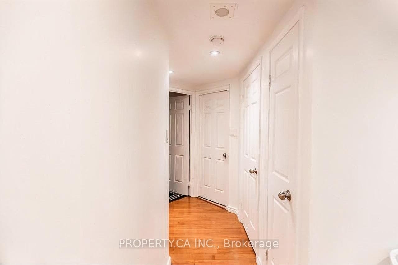 717 Bay Street Unit 1402 photo 8