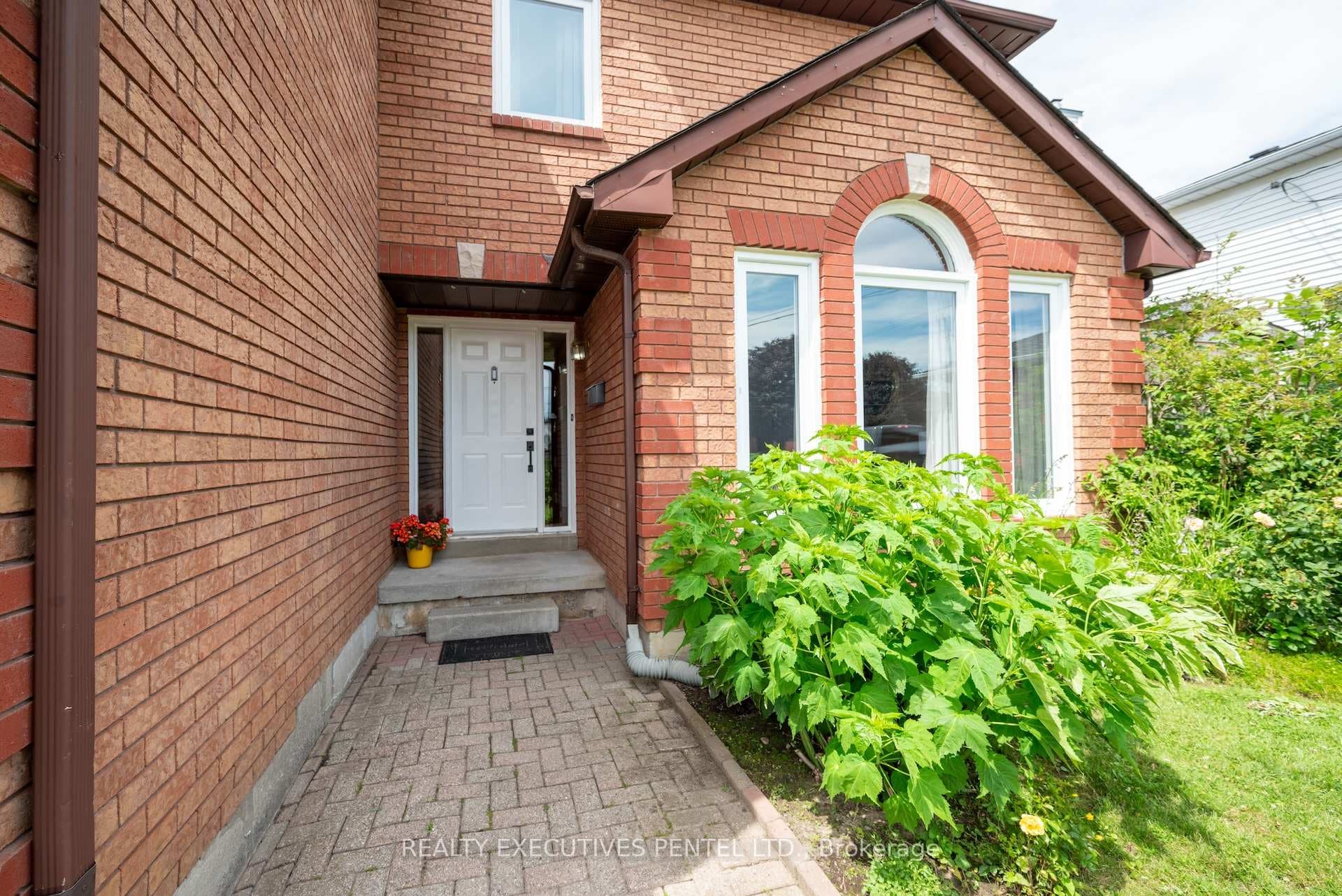 730 Daintry Crescent photo 3