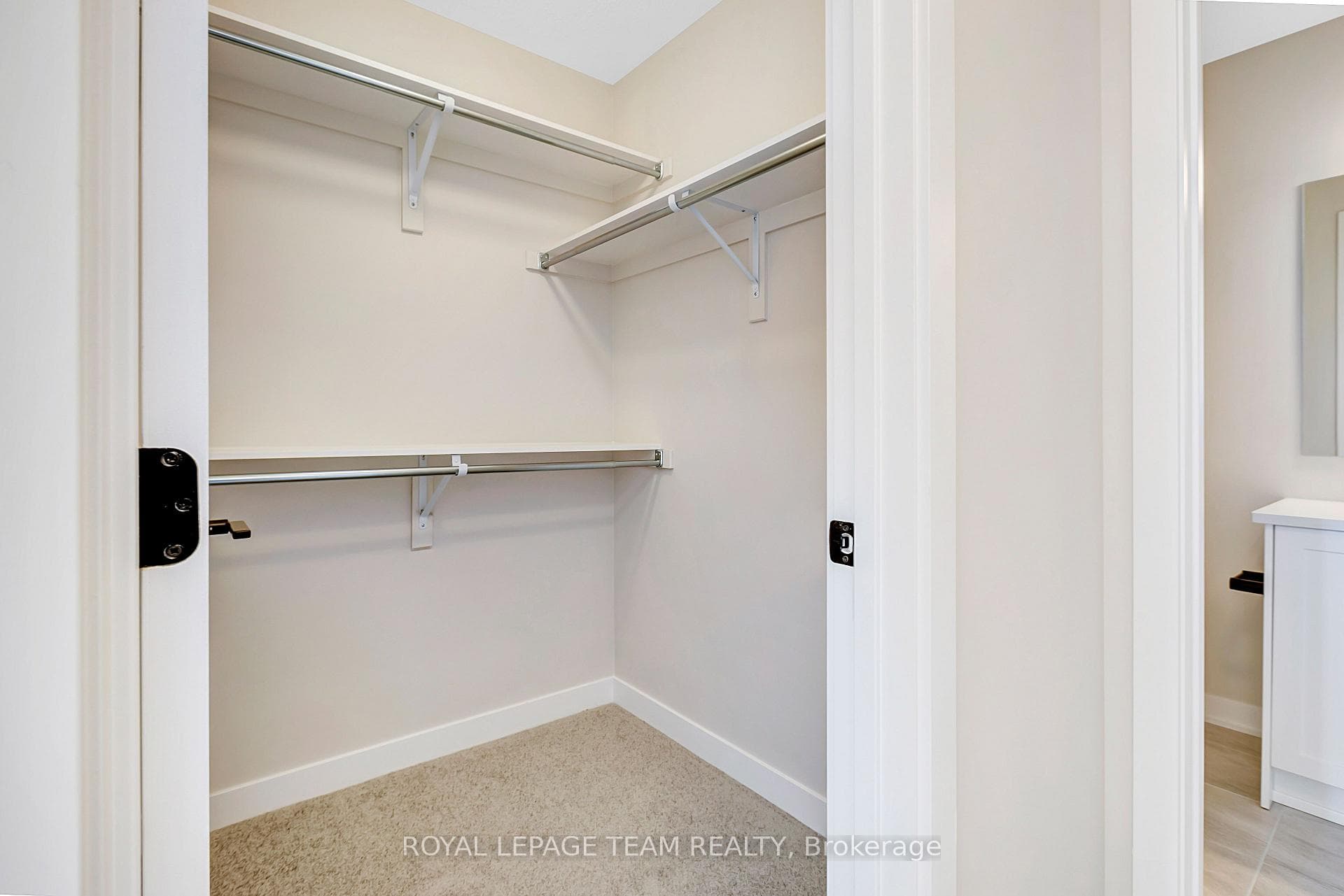 920 Parnian Private photo 14