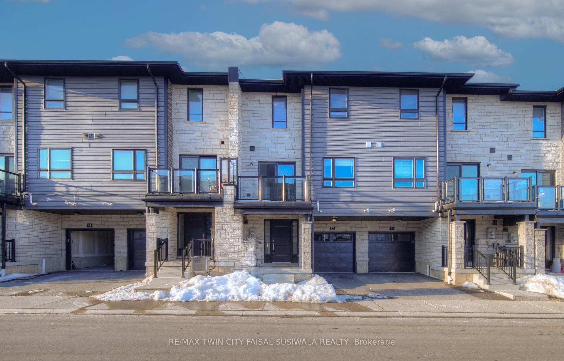 51 Sparrow Avenue Unit 32 photo 1