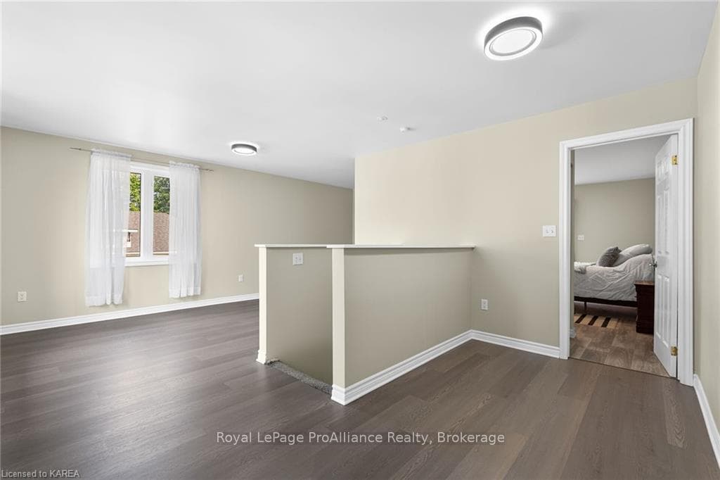 6083 BANK Street photo 26