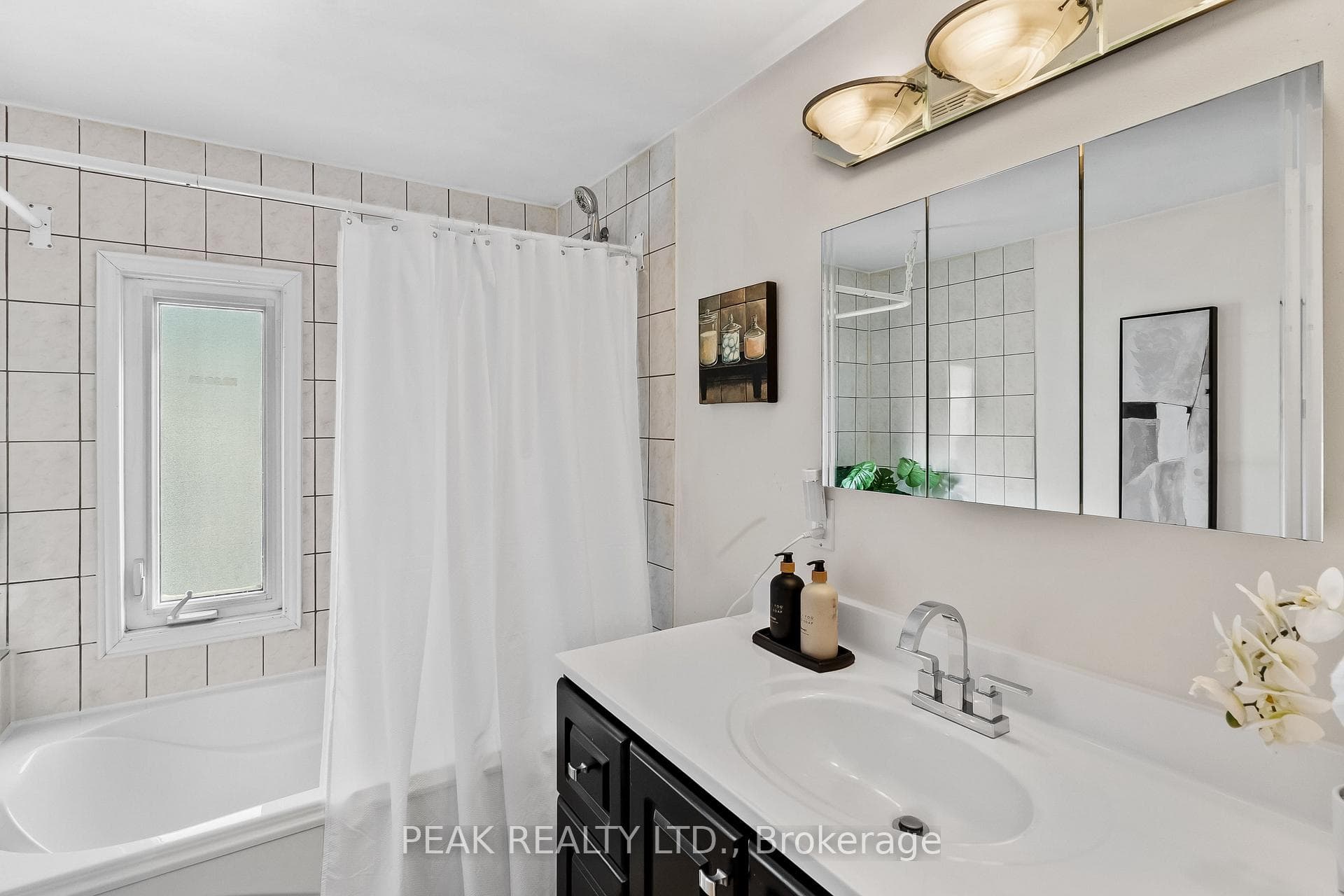 748 Adelaide Avenue photo 28