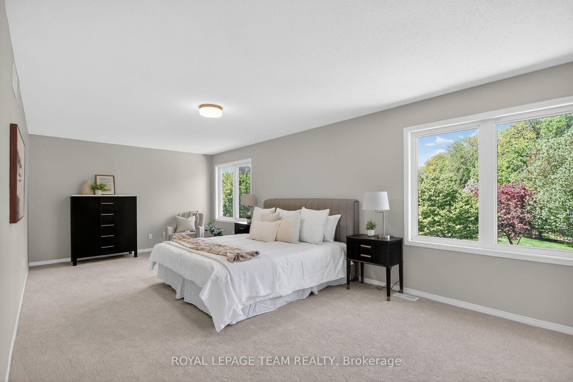 Primary bedroom w/ 5 pce ensuite & walk-in closet