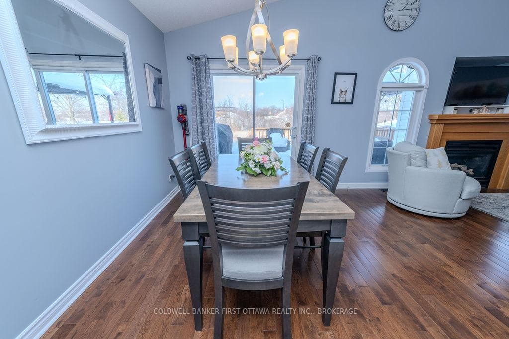 554 Freeman Crescent photo 9