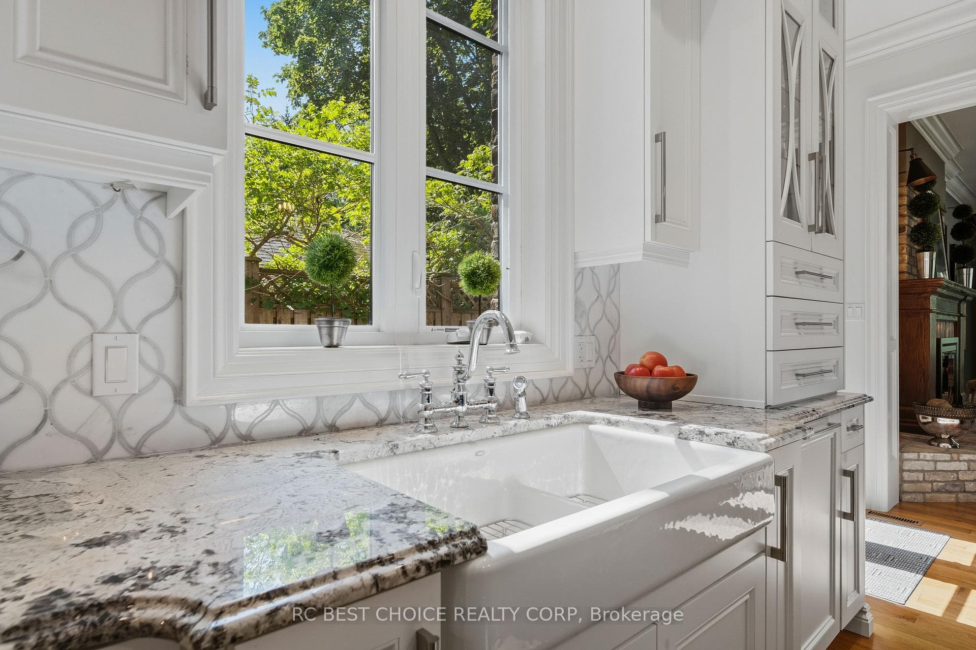 1577 Gloucester Road photo 19