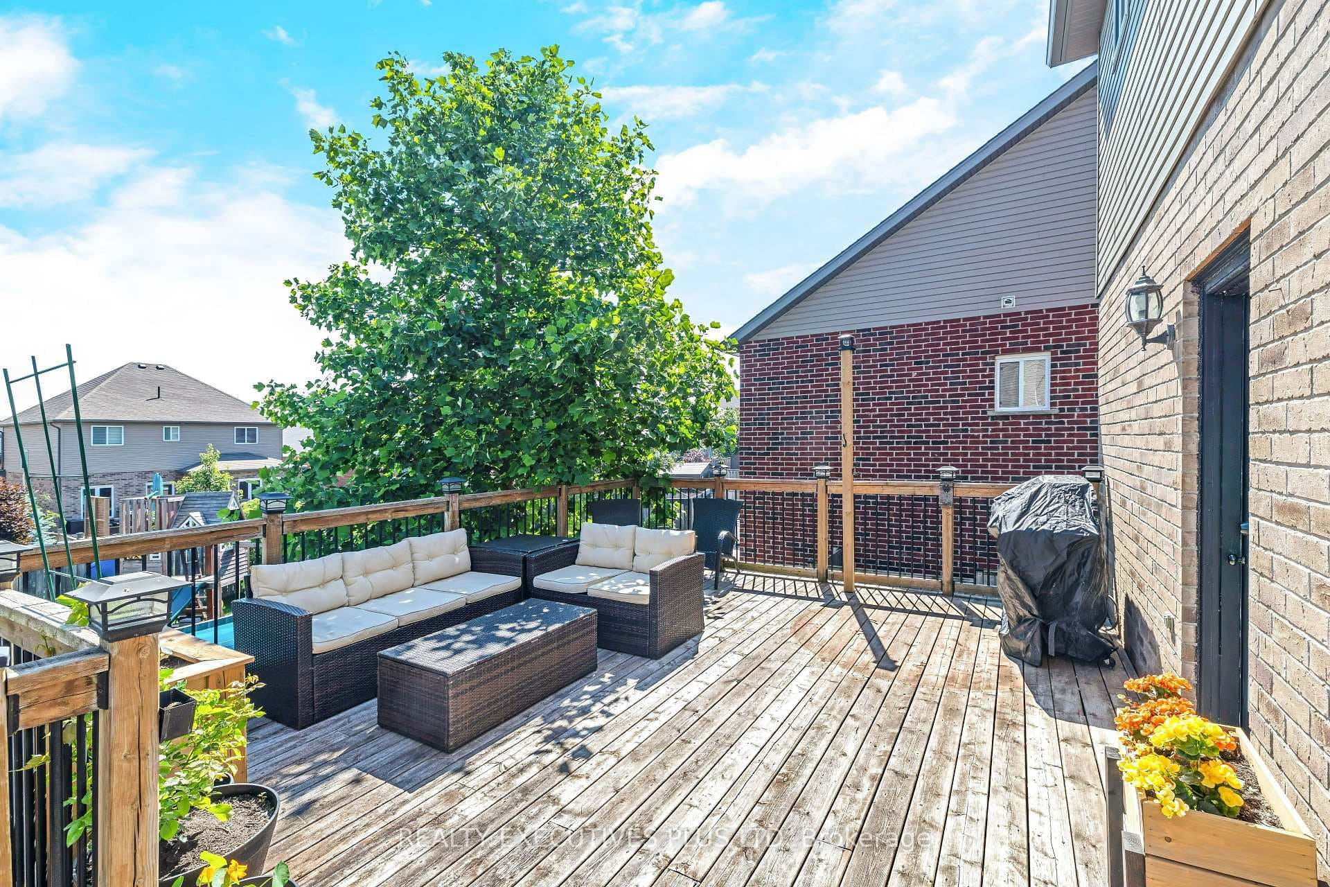 56 Dinnick Crescent photo 32