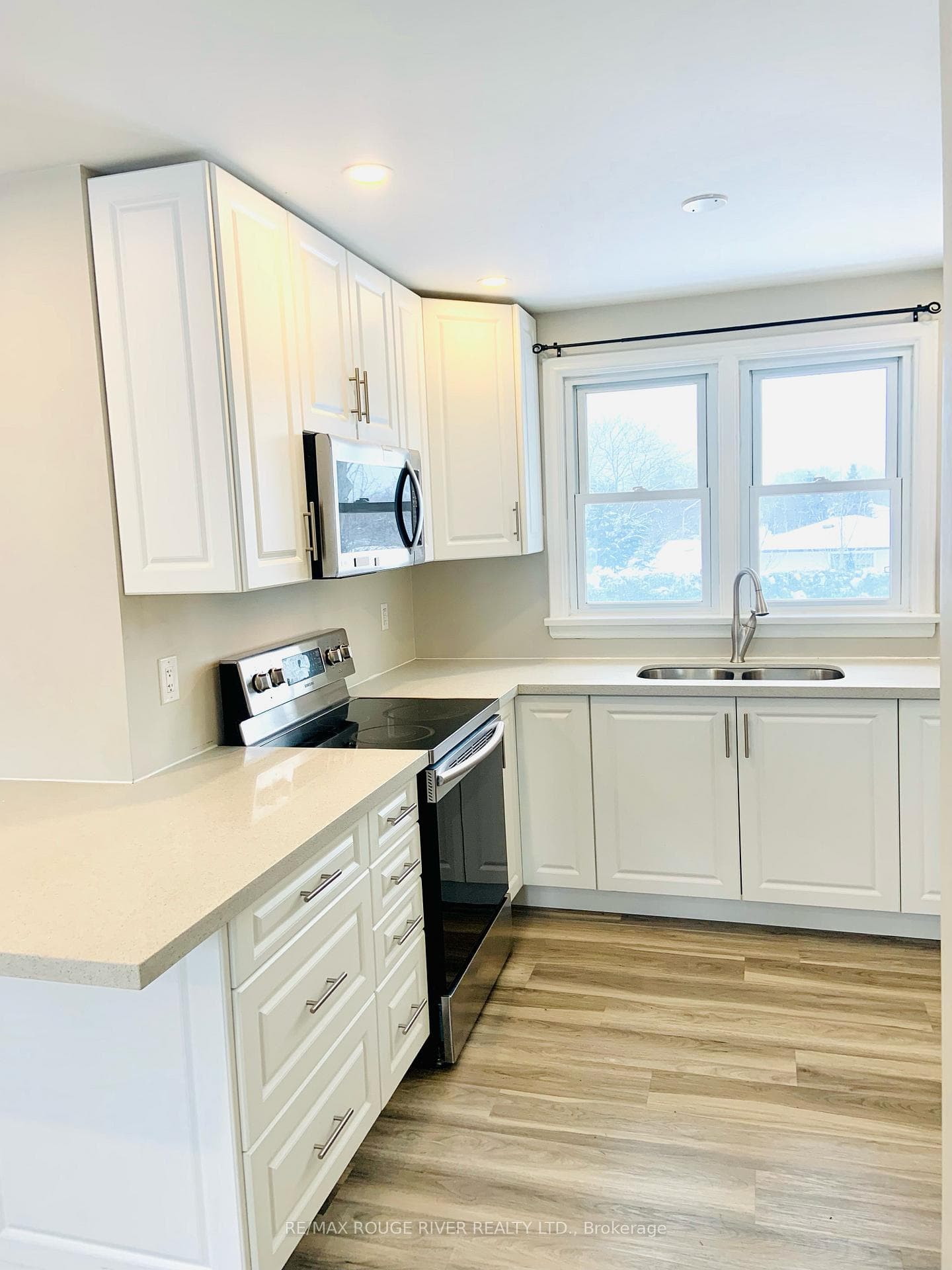 513 Rossland Road Unit Upper photo 6