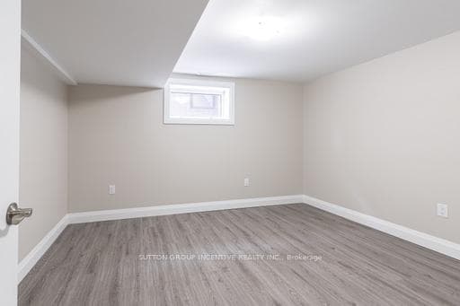 240 Wellington Street photo 5