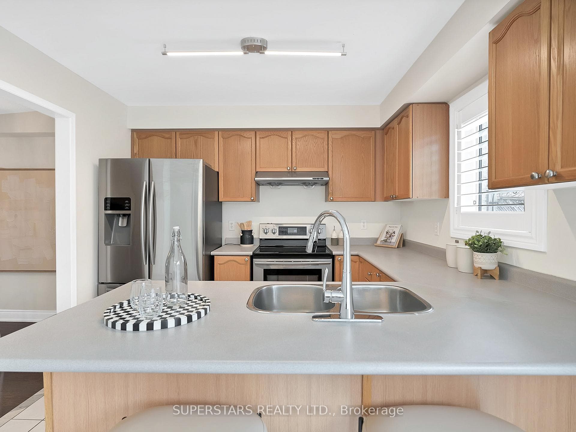THE MOST FUNCTIONAL KITCHEN LAYOUT W/BREAKFAST BAR