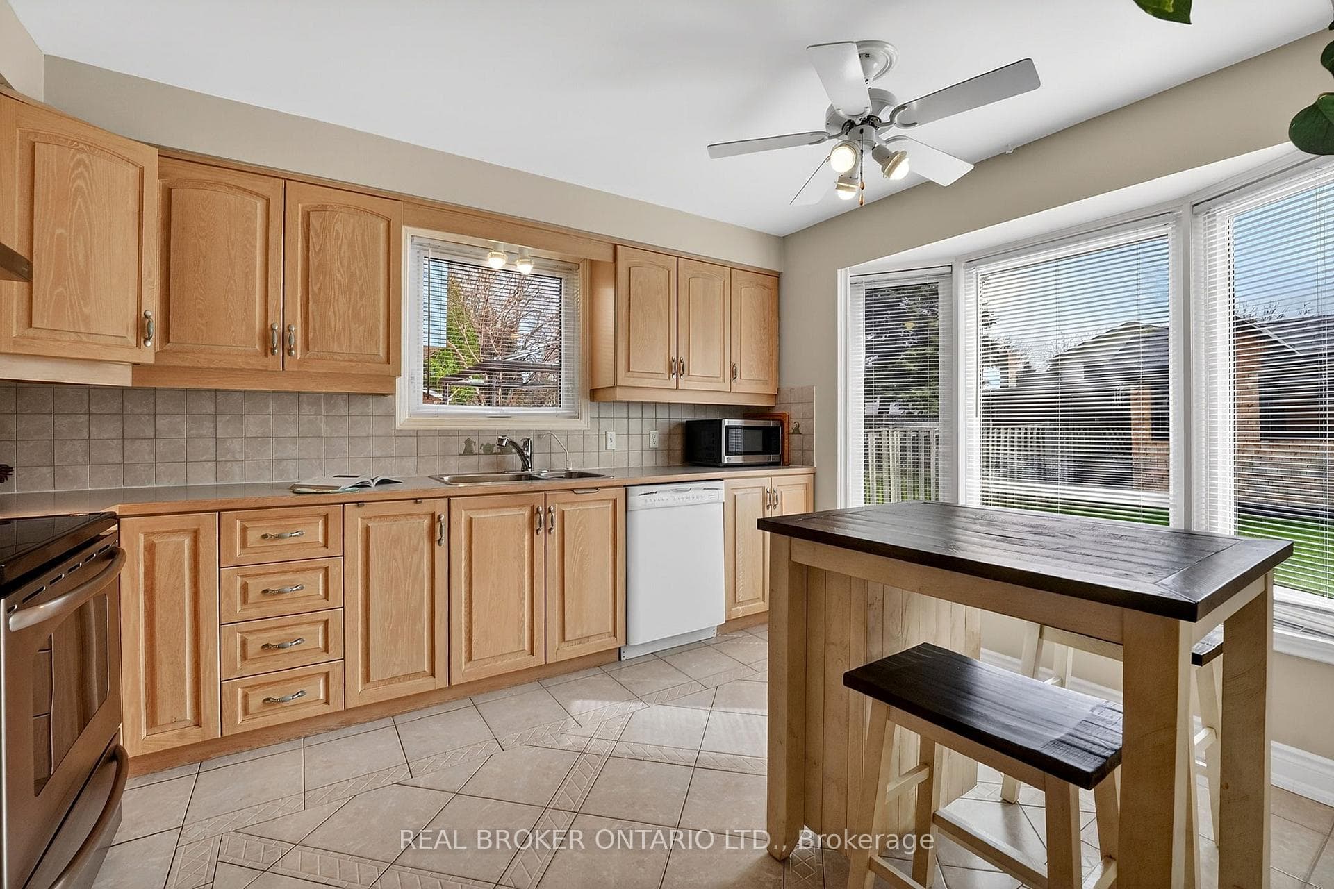 474 Knightsbridge Crescent photo 12