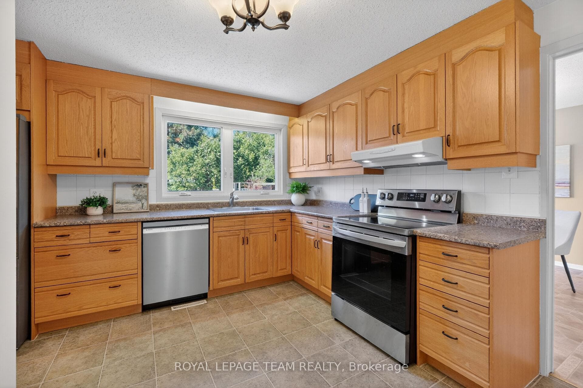21 Lindhurst Crescent photo 14