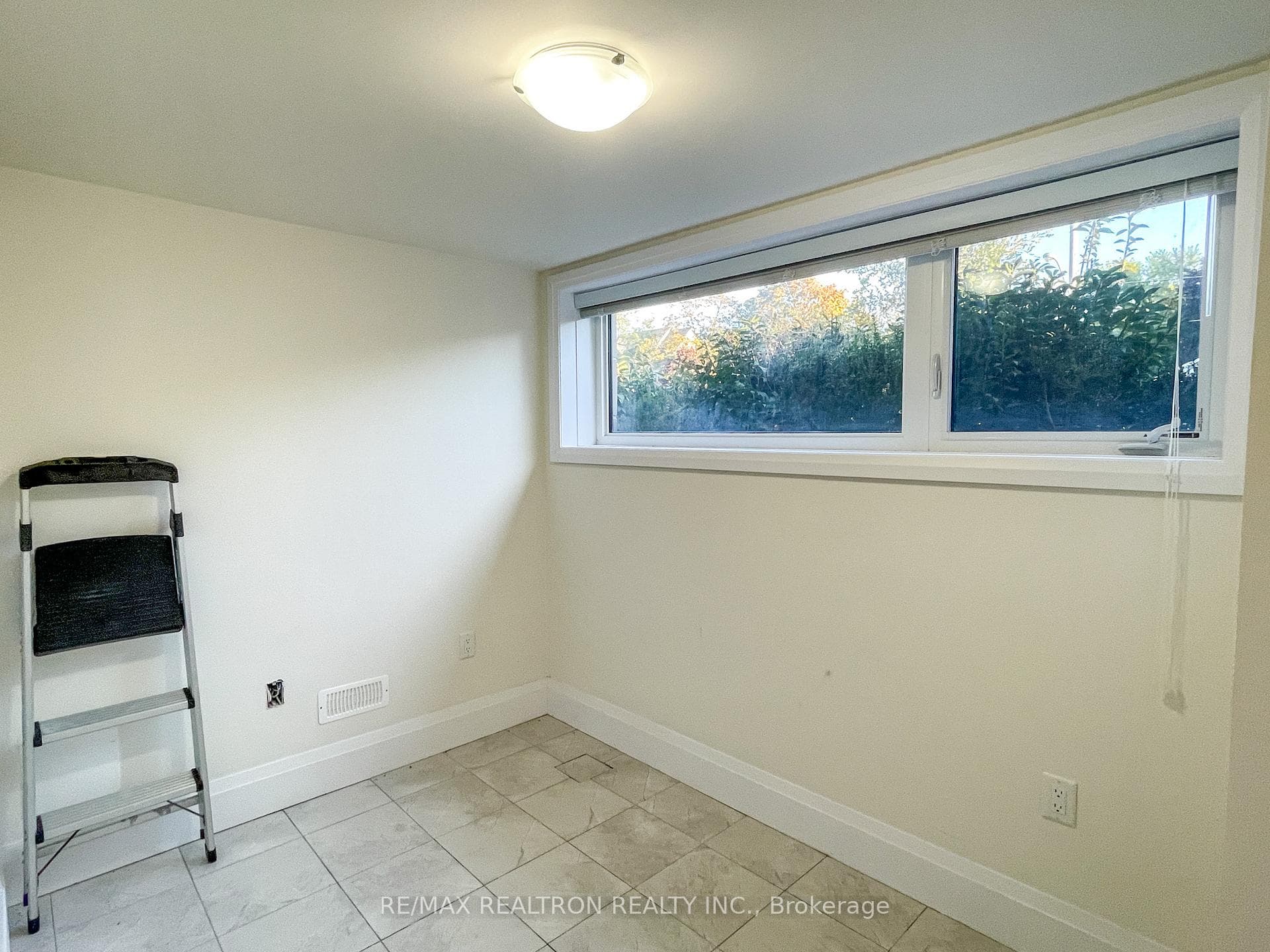254 Finch Avenue photo 5