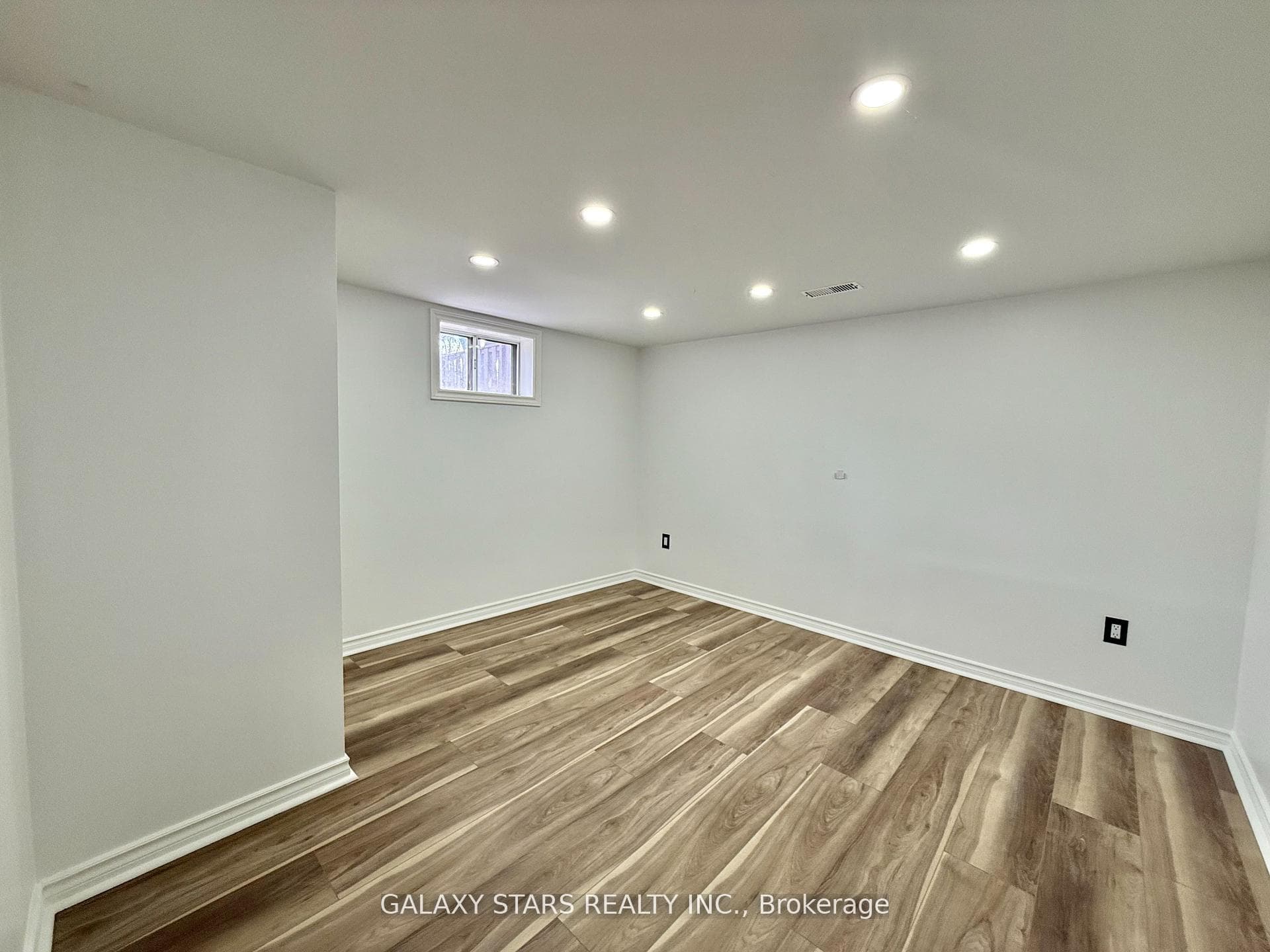 57 Moorecroft Crescent photo 32