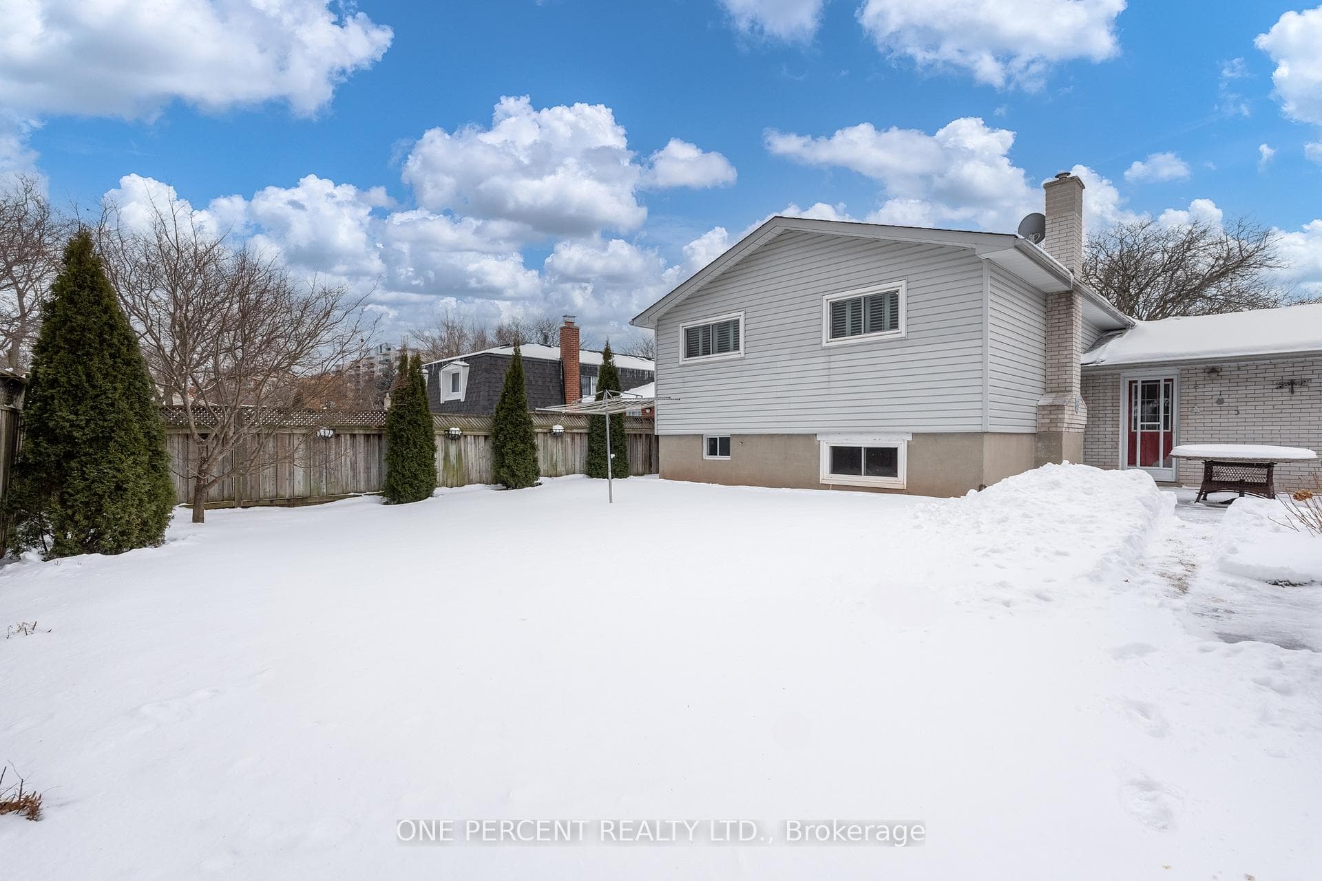 5194 Broughton Crescent photo 32