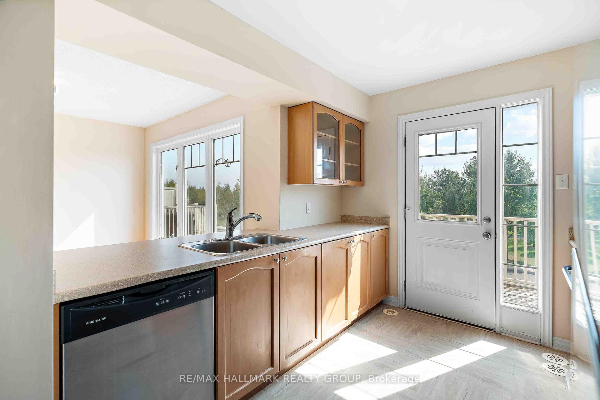 164 Sunshine Crescent photo 7