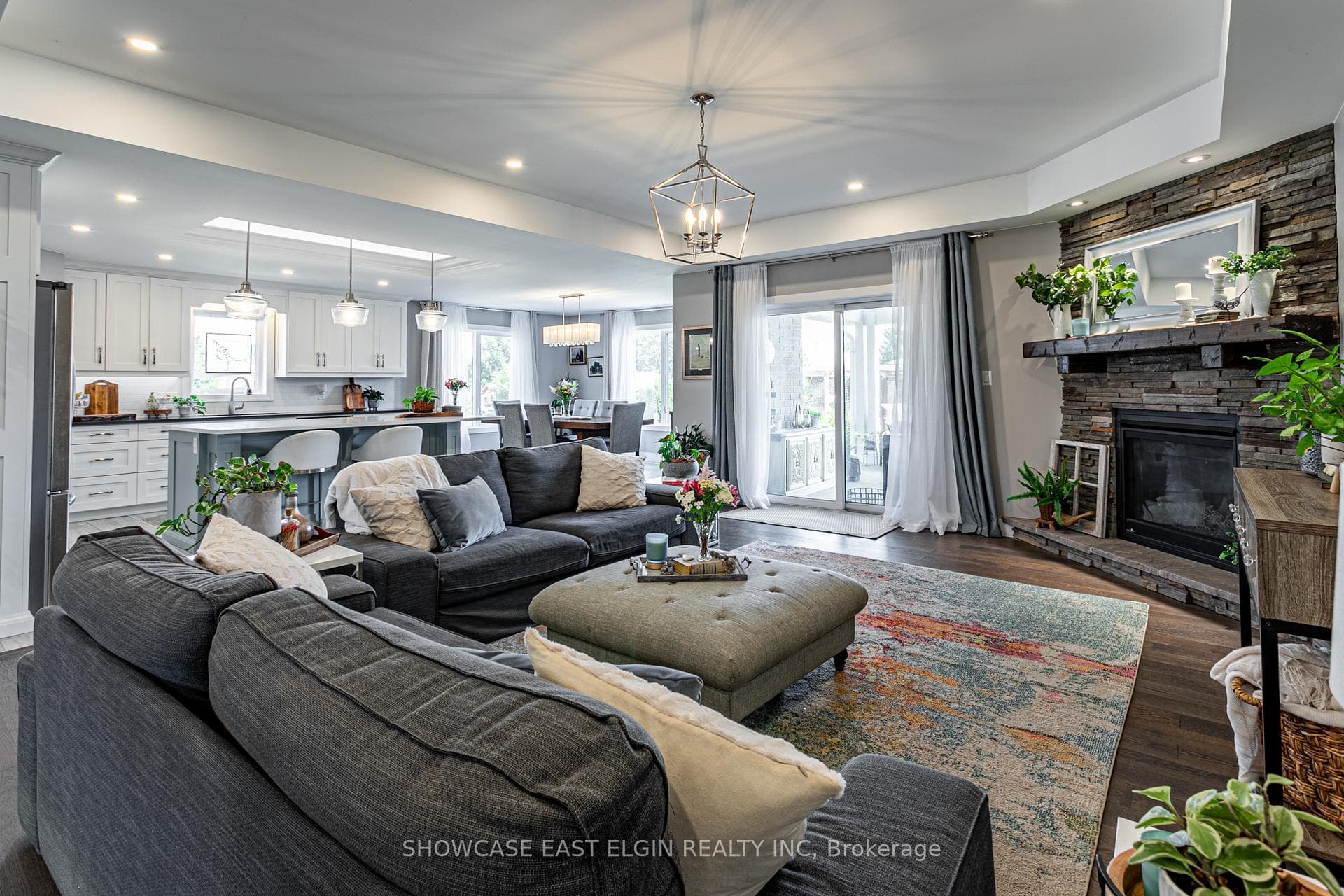 5285 Wales Crescent photo 4