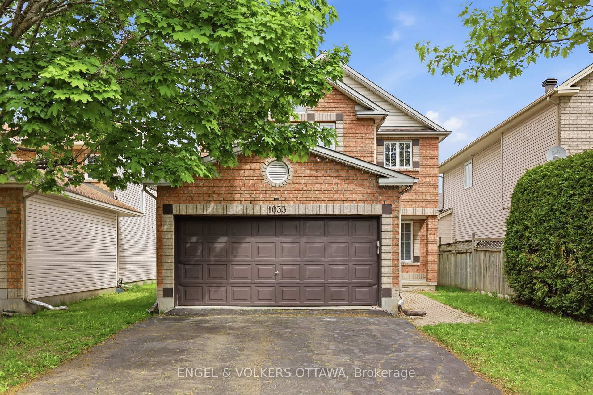 1033 Como Crescent photo 1
