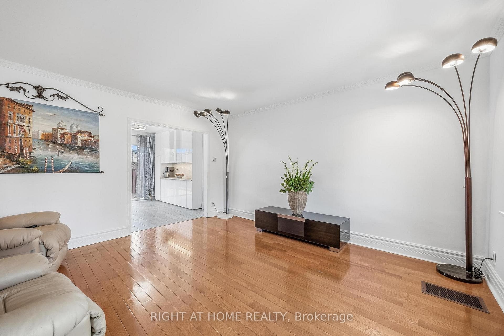 35 Dayton Avenue photo 8