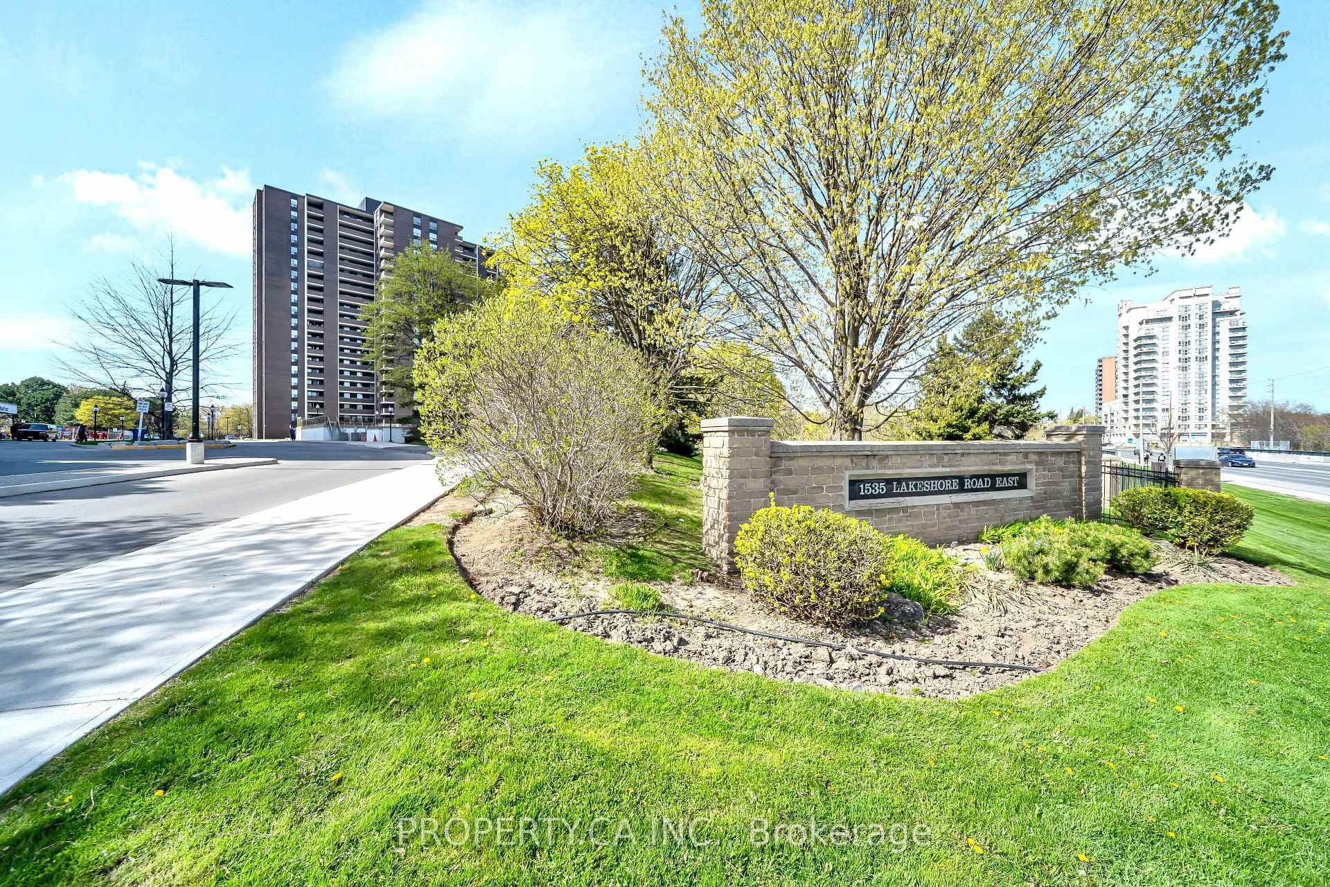 1535 Lakeshore Road Unit 305 photo 3
