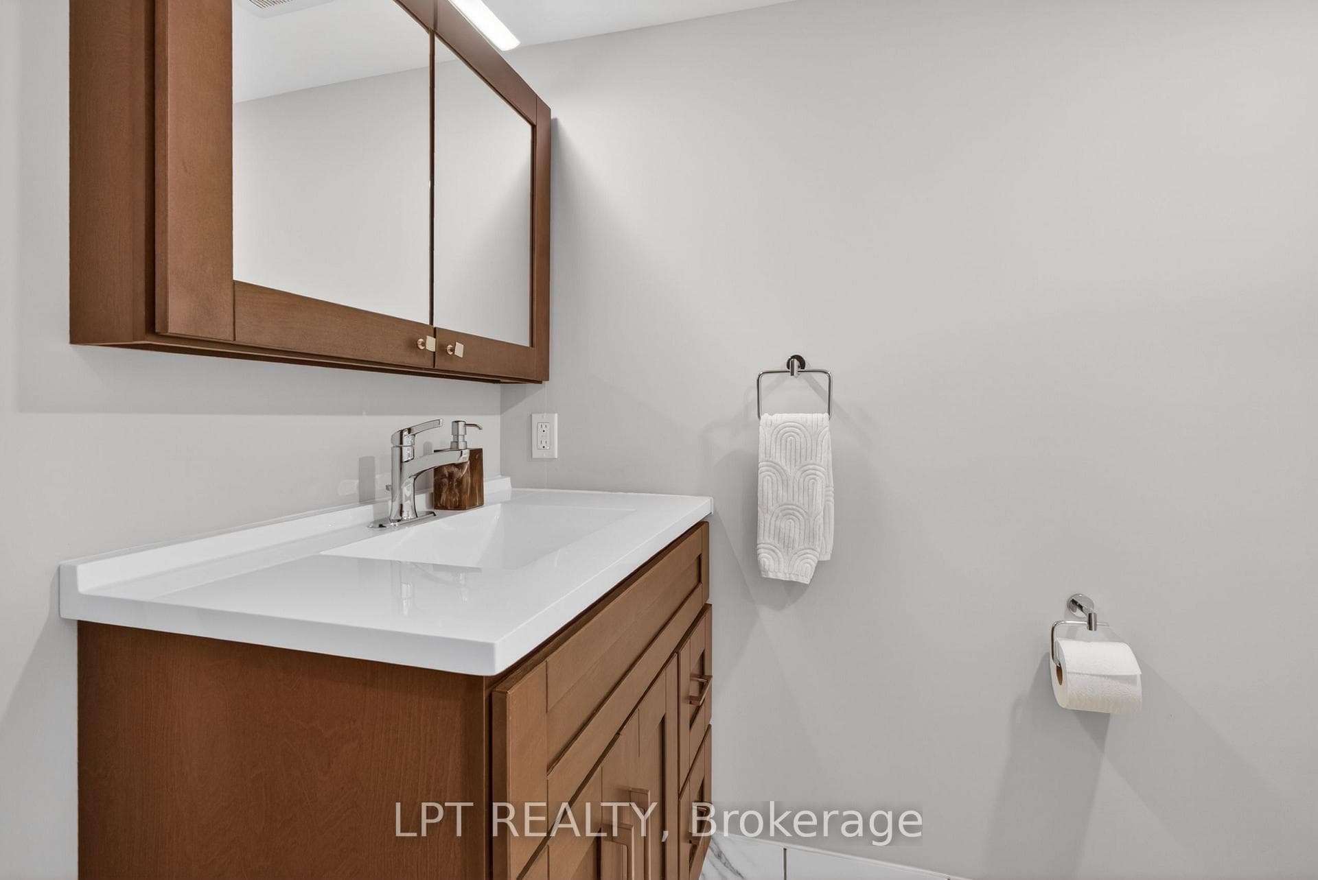 168 Huron Avenue photo 35