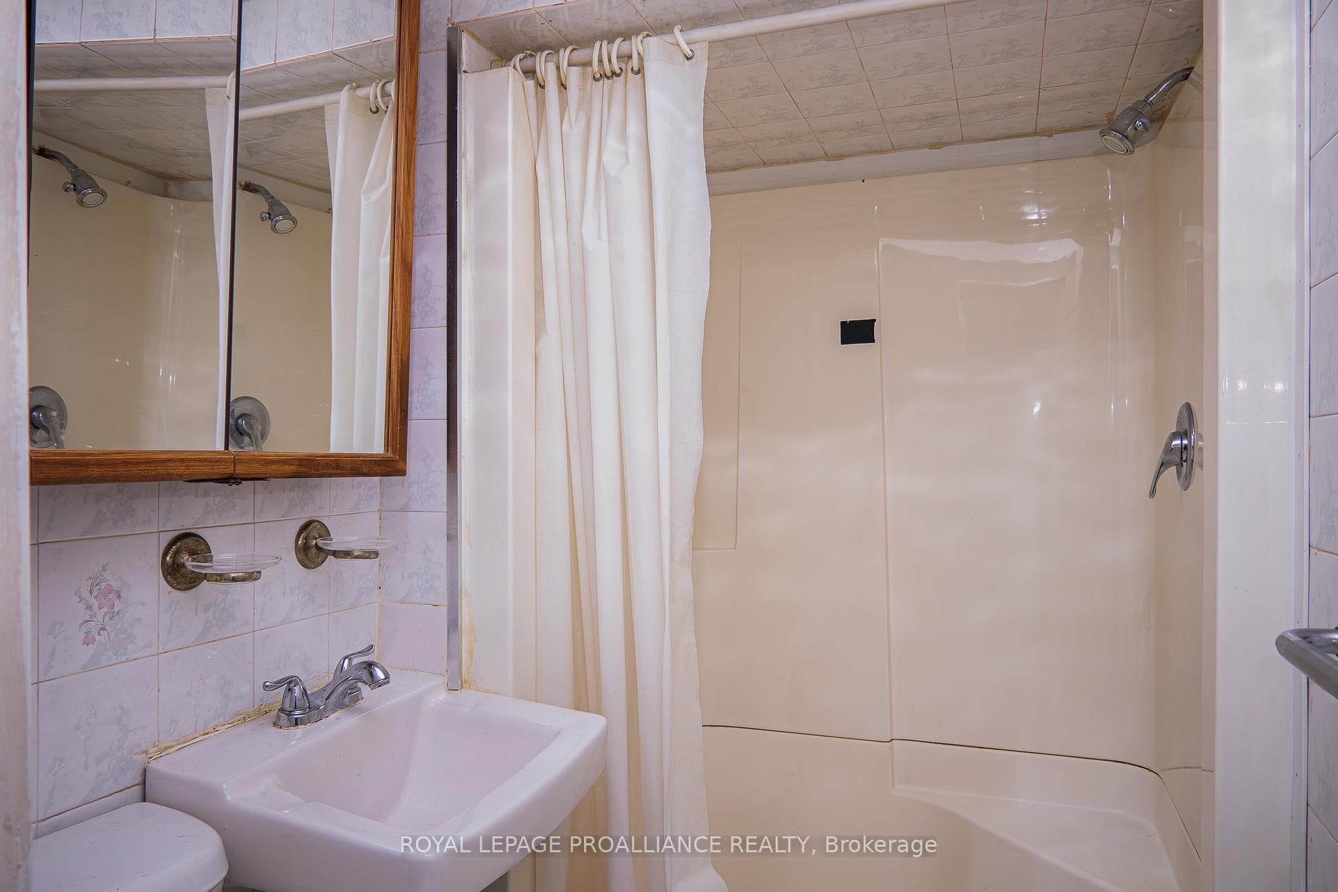 181 Colonial Road photo 31