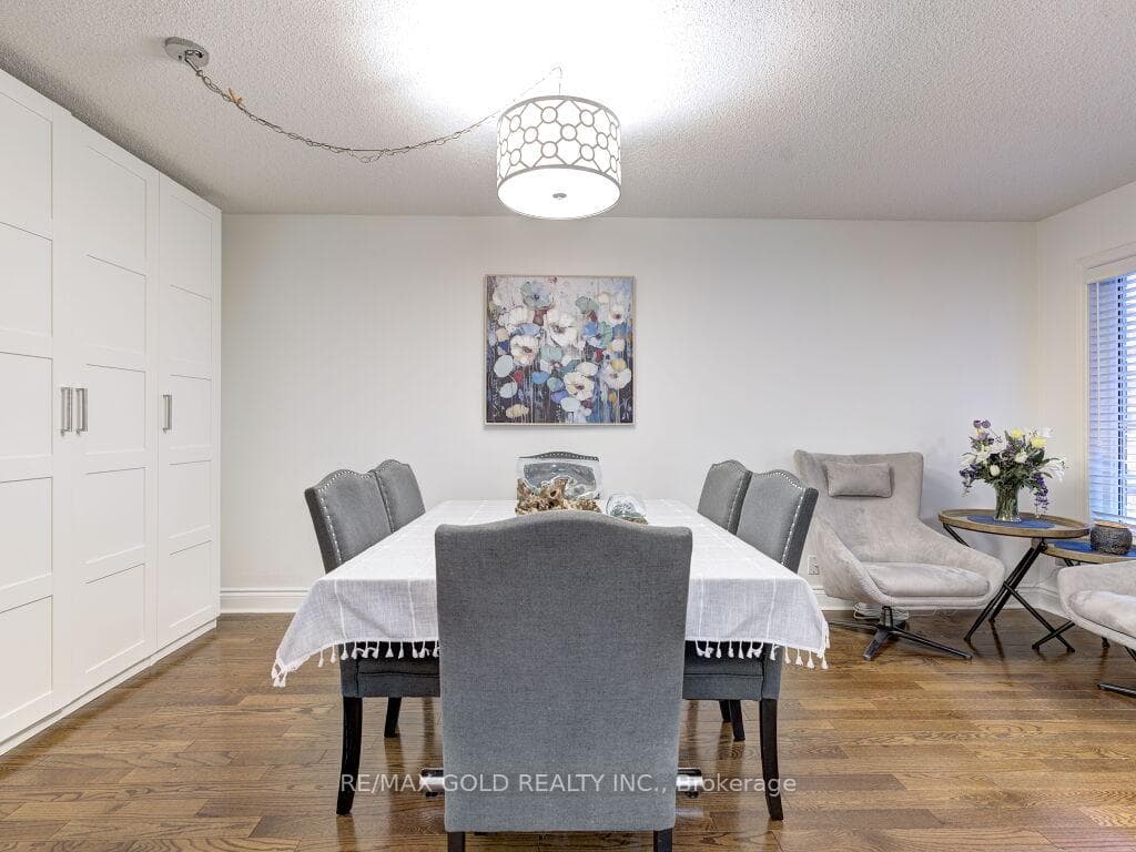 52 Sunley Crescent photo 8