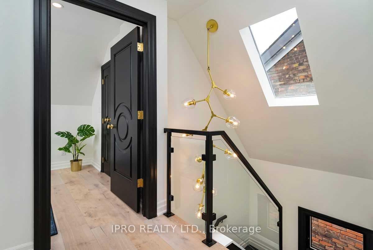 121 Sorauren Avenue Unit 3 photo 6