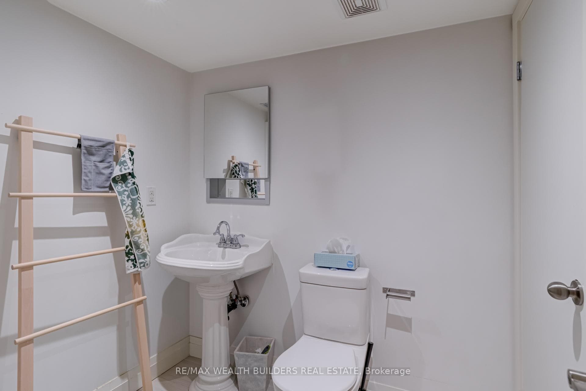 172 indian road Crescent photo 9