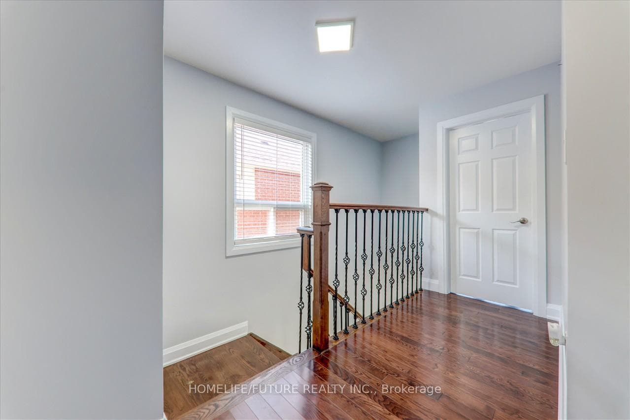 96 Booth Crescent photo 20